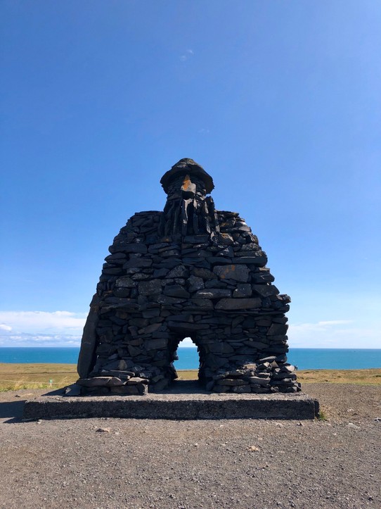 Island - Arnarstapi - Am Meer steht eine Statue von Ragnar Kjartansson, die die Sagenfigur Bárður Snæfellsás darstellt.