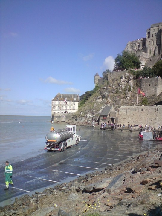 Frankreich - Mont-Saint-Michel - Parkplätze für Busse, die immer nach der Flut von Sand gesäubert werden müssen.