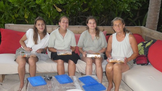 Seychellen -  - Abendessen am Strand mit meinen Co Eco-Tourists Manuela, Juliette und Eileen