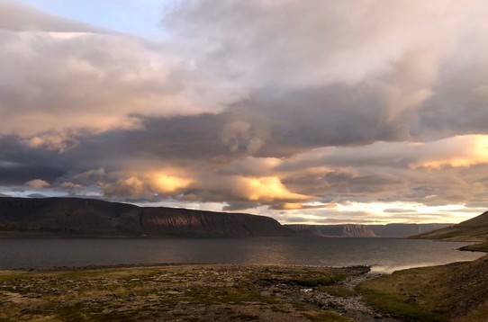 Island - Ísafjarðarbær - 15 km geht es nun wieder am Fjord entlang. Wir sind nun tatsächlich an Nordufer des nördlichen Seitenasts des Arnarfjörður angekommen... Hammer... und langsam geht dann auch hier oben die Sonne unter... denen wir zumindest... Es ist nun ja auch schon 23 Uhr...