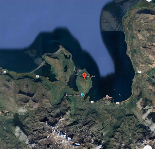 Island - Grundarfjarðarbær - Hier mal der Blick von oben... Auf Fjord und Stadt Grundarfjörður, dem Seitenfjord des Breiðafjörður, Kirkjufell und die gebirgige Halbinsel mit dem Berg Stöðin links daneben.