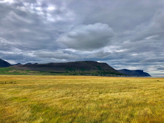 Island - Ísafjarðarbær - Und das ist der Blick hinüber nach Þingeyri und zum Sandafell...