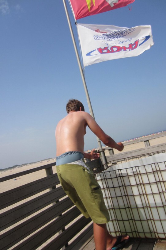 Niederlande - Noordwijk aan Zee - Kiteboarder  wartet auf Wind!