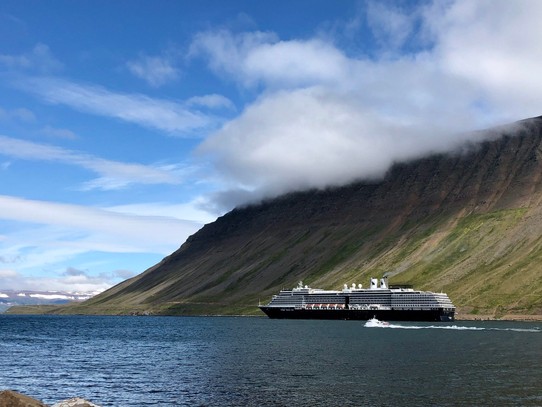 Island -  - Ständig fahren Boote zwischen Hafen und dem Schiff hin und her, um die Kreuzfahrtgäste zum Landgang und wieder zurück zum Schiff zu transportieren...