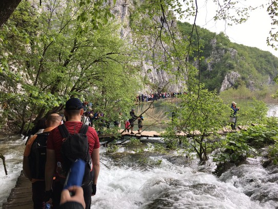 Kroatien - Plitvička jezera - Die Schlange zum großen Wasserfall 