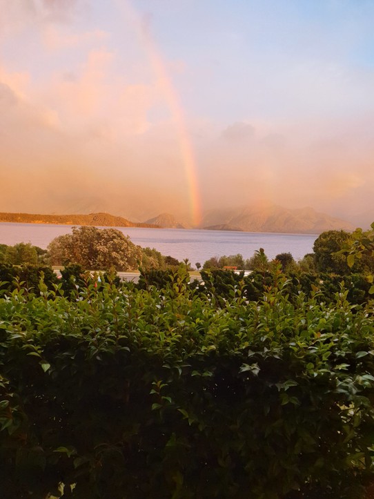 Neuseeland - Manapouri - Regenbogen über dem dem See Manapouri 