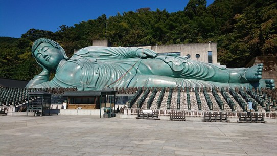Japan - Nagasaki - Längster liegender Bronze-Buddha der Welt im Nanzoin Tempel.