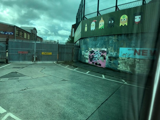 Vereinigtes Königreich - Belfast - Eines der Tore durch die Mauer. Die Tore werden abends um 22 Uhr zugemacht. Und weil heute Sonntag ist, bleiben die Tore bis auf wenige Ausnahmen geschlossen.