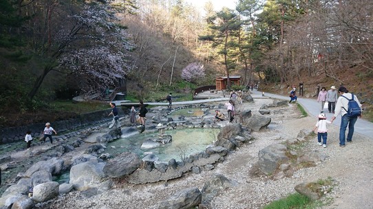 Japan - Kusatsu - Die Quelle bildet einen kleinen Bach, wo man sich bequem die Füße wärmen kann.
