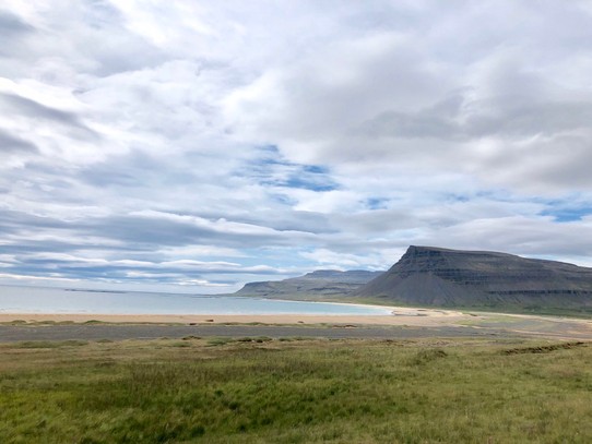 Island - Vesturbyggð - Wieder nur unwesentlich weiter gekommen... 😂🤪 Aber hier biegen wir nun kurz ins “Landesinnere” ab, was bei Fjorden ja eigentlich kaum möglich ist. Zugegeben...😂😂 Und ich muss noch schnell ein Bild von dieser wundervollen Küste machen...
