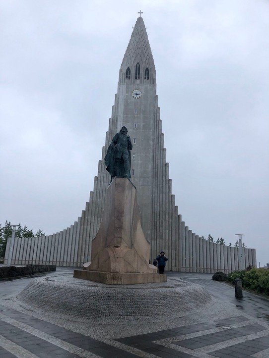 Island - Reykjavík - Vorbei an der bekannten Hallgrimskirche bis zum nächsten Museum, dem „Perlan“: