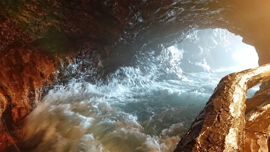 Japan - Shirahama - Die rohe Gewalt der Natur lässt sich in der Meereshöhle bestaunen.
