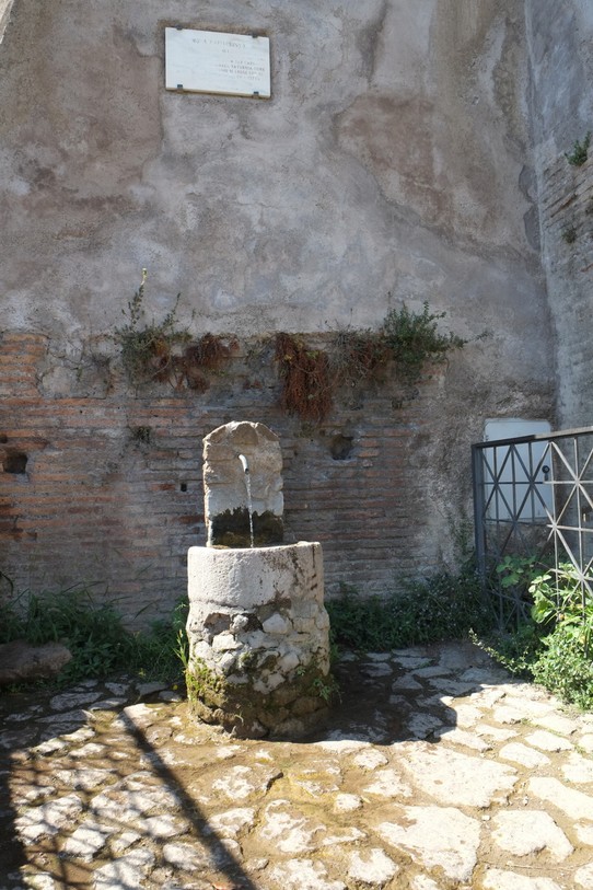 Italien - Forum Romanum & Palatine - In der ganzen Stadt gibt es Brunnen, an denen man seine Wasserflasche füllen kann.