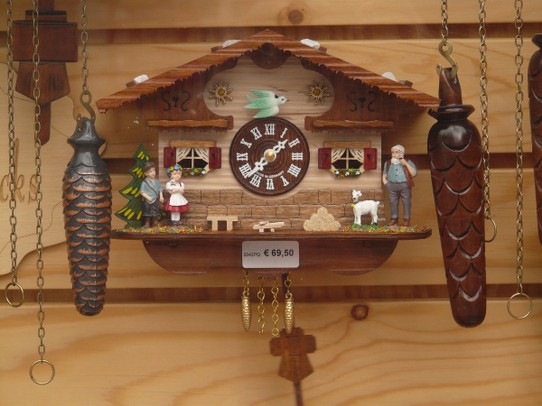 Deutschland - Villingen-Schwenningen - Kuckucksuhren wie diese findet man im Uhrmuseum