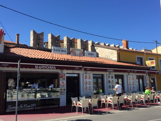 Kroatien - Novigrad - Restaurants an der Stadtmauer Novigrad