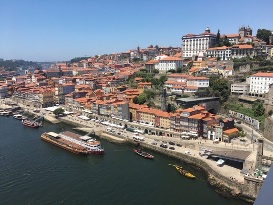Portugal - Porto - Blick auf die Altstadt und Uferpromenade von Porto.