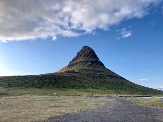 Island - Grundarfjarðarbær - Von hier erkenne ich ihn nun... Das sieht meinem Kalenderbild nun schon viel ähnlicher. Nur, damit man besser versteht, warum ich den Berg so lange nicht erkannt habe...😂😂 Schön, nicht?

Jetzt werden wir uns mal auf den Weg zum Kirkjufellsfoss machen und auch so ein schönes Bild schiessen...👍