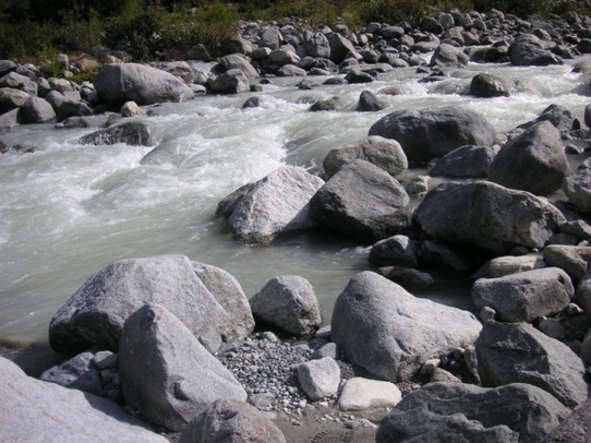 Schweiz - Pontresina/Engadin - Schmelzwasser fließt ins Tal
