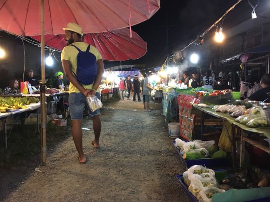 Thailand - Patong - Ich glaube auf diesem Markt hätte ich die zweite Wurst weglassen sollen. Mein Magen hätte es mir gedankt😖