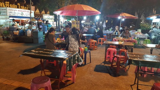 Thailand - Chiang Mai - Nicht weit von unserer Unterkunft erwartet uns aprubt ein sehr feines Streetfood glory vor den Forten des South Gates 