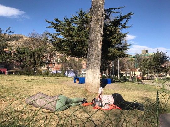 Bolivia - La Paz - Han paar Obdachlosi im Park gspotted. Eini hett sogar es Buech.. ah das sind ja dArlette und sMami!