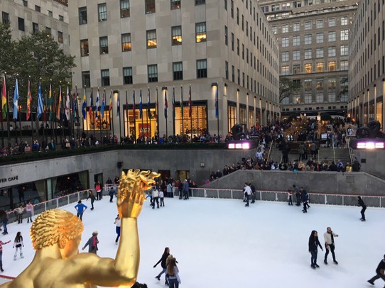 United States - New York - Das hier erinnerte an Weihnachten - Rockefeller Centre Schlittschuhlaufen gehen gehört wohl zu den Weihnachtlichsten Aktivitäten der Welt