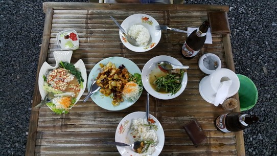 Thailand - Ko Pha-ngan - Wir waren ca. 12 h unterwegs wurden am Abend jedoch kulinarisch - fast direkt ggü. unseres Hotels - verwöhnt.  