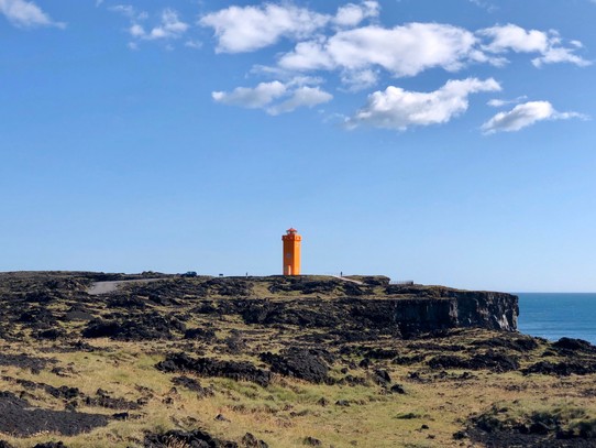 Island - Snæfellsbær - Hab noch nie so einen knallig orangenen Leuchtturm gesehen...