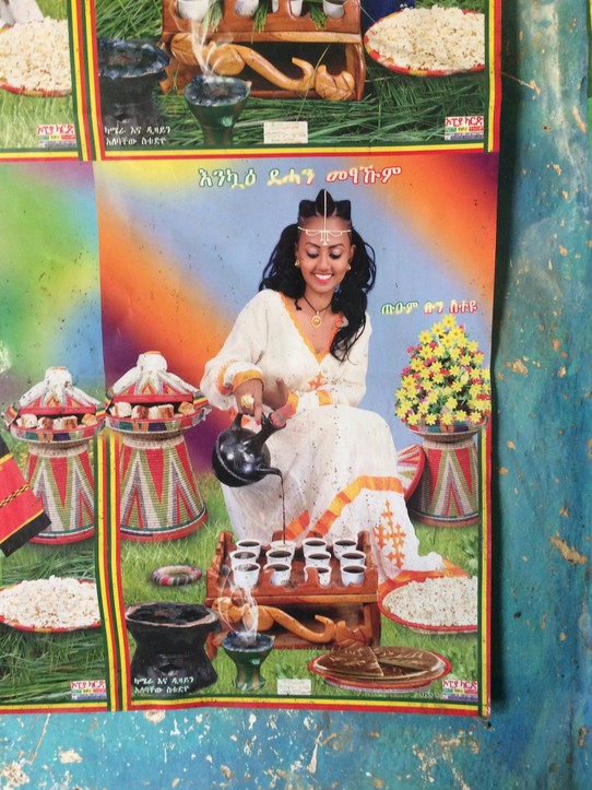 Äthiopien -  - Bild einer Kaffeequeen mit typischer Festtagsfrisur der Region 
