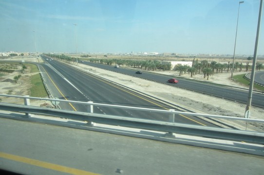 Bahrain - Manama - neu gebaute Autobahn in der Wüste