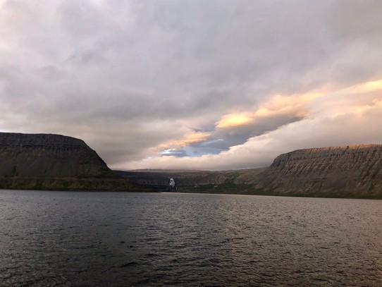 Island - Ísafjarðarbær - Und schwupp. Nur 20 Minuten später können wir den Dynjandi schon von der anderen Fjordseite aus sehen... Das ging jetzt echt schnell...
