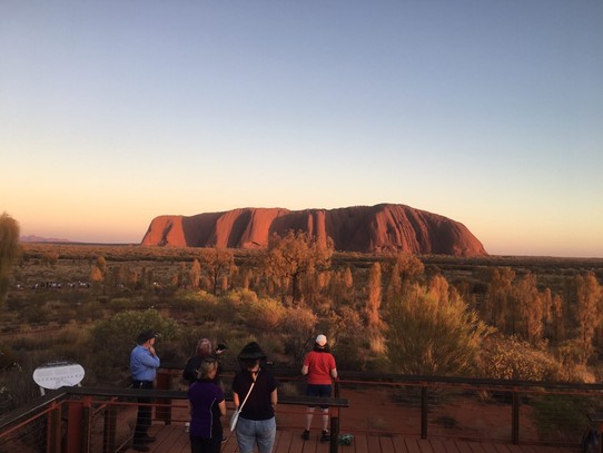 Australien - Mutitjulu - Ab jetzt schaut die Sonne über den Horizont und es entstehen Schatten 