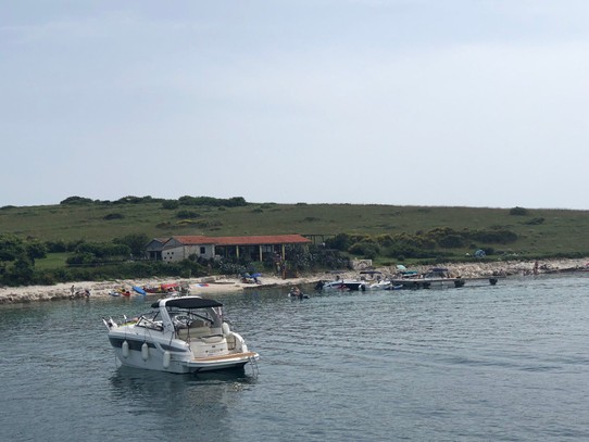 Kroatien - Medulin - Blick vom Boot auf die Cactus-Insel 