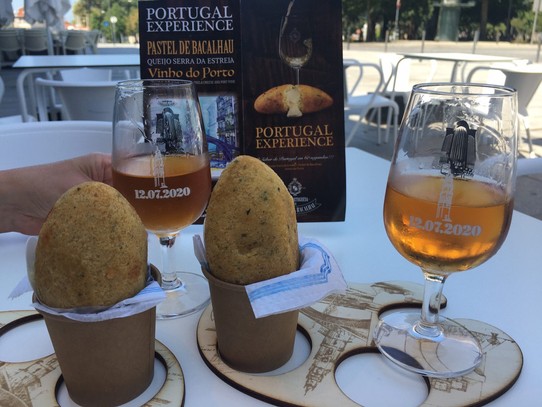 Portugal - Porto - Eine Spezialität: Kabeljaupastete mit Portwein. Die Gläser haben eine Gravur mit Tagesdatum und gehören jetzt uns.