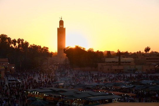 Marokko - Méchouar Kasba - Sonnenuntergang auf dem „Djemaa el Fna“. Schluss ist dann aber noch lange nicht. Oft geht die Show dann erst richtig los. 
