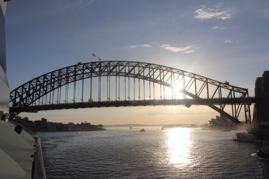  -  - Zweiter Seetag von Drei-Herrlicher Sonnenaufgang vor der Harbour-Bridges