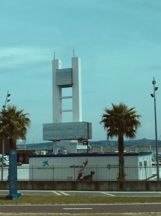 Spanien - A Coruña - Das H Gebäude für die Elektriküberwachung der Stadt