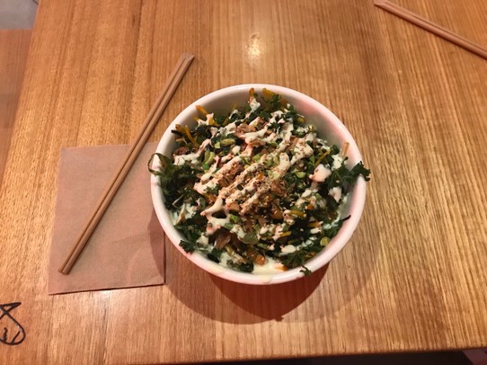 Australien - Dover Heights - ALL in ONE! 
Brown rice, cabbage, salmon sashimi , coriander, beetroot, nori, kale and cucumber with spicy shoyu, wasabi peas and crispy challots & wasabi majo on top