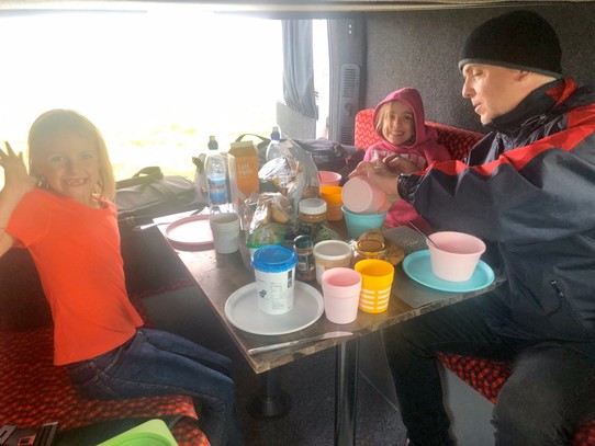 Island - Snæfellsbær - Und um 20 Uhr folgt dann das von den Kids lang ersehntes erste Abendessen im Camper... 🤪😍👍  Man kann schön erkennen, dass das Kälteempfinden sehr subjektiv ist... 😂👍