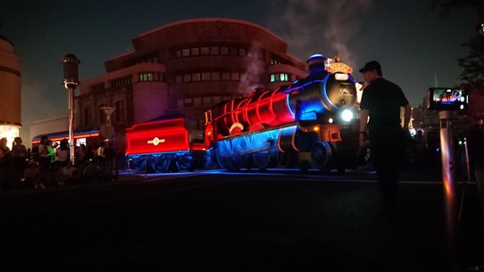 Japan - Osaka - Bei der Nachtparade fährt plötzlich der Hogwarts-Express um die Ecke!