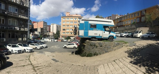 Türkei - Çatalca - Nachdem uns kurz zuvor so ein Rotzlöffel die Räder an einer Ampel klauen wollte, sind sie wenigstens auf dem Parkplatz sicher. 😅