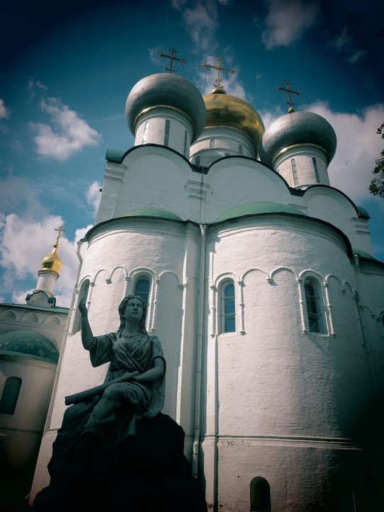 Russland - Moskau - Moscow. Kloster mit schönem Garten zum Relaxen!