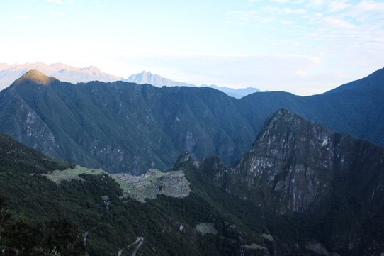 Peru - Machu Pikchu - Da ist es: Ausblick vom Sungate auf Machu Picchu 