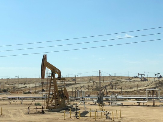 Vereinigte Staaten - Bakersfield - Hunderte Ölpumpen auf dem Weg durch die Sierra Nevada
