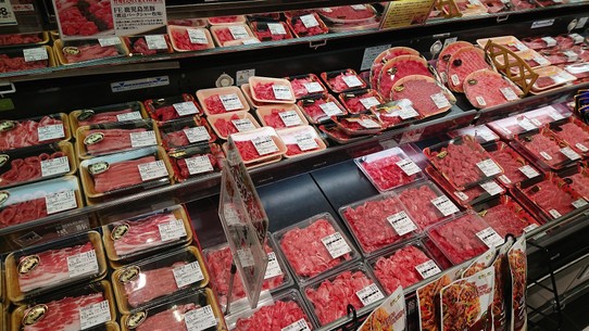 Japan - Chitose-Funabashi Station - Kleine Portionen und große Preise in der Fleischabteilung.