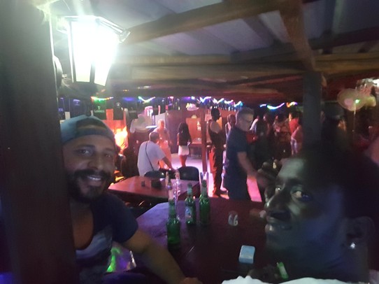 Gambia -  - Nach langem Quatschen mit der Familie hat mich Yunusa am Abend abgeholt und mich mitgenommen in verschiedene coole Clubs. 