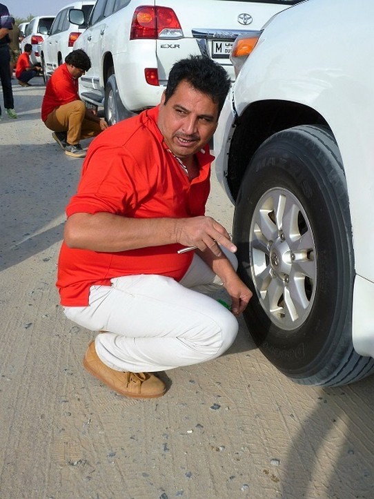 Vereinigte Arabische Emirate -  - Unser Fahrer lässt Luft aus für bessere Bodenhaftung 