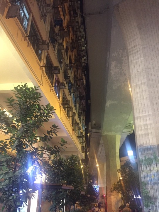 Hongkong - Hongkong - ...Wahnsinn: infolge Platzmangel wird die neue Straße einfach in 10-15m Höhe gebaut, führt 3m an der Hausfassade vorbei und umkurvt den nächsten Wohnkomplex 