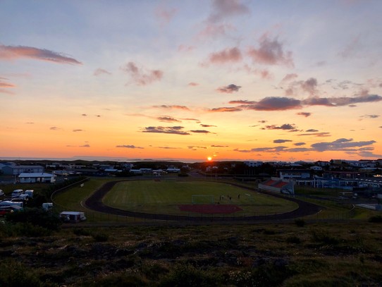Island - Stykkishólmur - Schön ist es hier trotzdem und auf dem Campingplatz Gelände gibt es einen kleinen Berg, von dem aus man hervorragend den Sonnenuntergang beobachten kann. Herrlich!