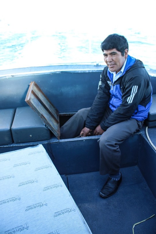 unbekannt - Titicaca-See - unser Käpten musste kurzerhand selbst die ausgefallene Lenkung betreiben
